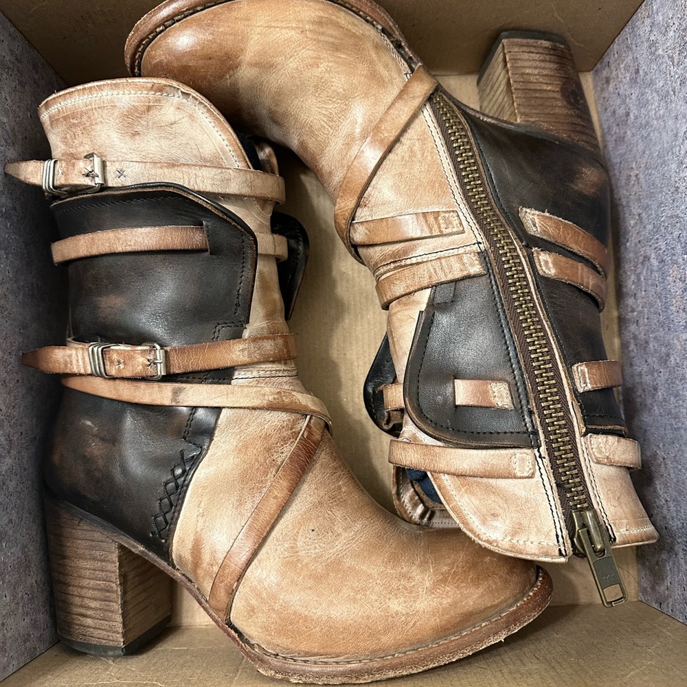 Freebird Baker taupe multi style. Size 9. Includes box. Good condition